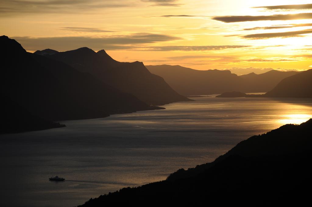 Storfjord Hotel Skodje Экстерьер фото